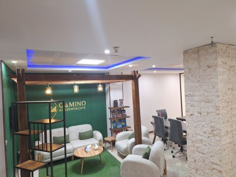 دوستان عزیزم ، مخاطبان مهربانم سلام : بنده دﮐﺗر ﻣﺣﻣد ﮐﺎوﺋﯽ ﻣدﯾر آﮐﺎدﻣﯽ ﺗوﺳﻌه ﻣﮭﺎرتھﺎی ﻓردی و ﻣﺷﺎوره ﮐﺳب و ﮐﺎر ﮔﺎﻣﯽ ﻧو و ﺑﻧﯾﺎنﮔذار ﮐﺎﻓه ﮐﺎرآﻓرﯾﻧﯽ ﮔﺎﻣﯽ نو هستم. دارای مدرک ﮐﺎرﺷﻧﺎﺳﯽ ﻣدﯾرﯾت ﺻﻧﻌﺗﯽ، ﮐﺎرﺷﻧﺎﺳﯽ ارﺷد MBA ﮔراﯾش اﺳﺗراﺗژﯾﮏ و دﮐﺗری ﮐﺎرآﻓرﯾﻧﯽ ﮔراﯾش آﻣوزش ﻋﺎﻟﯽ و ﺑﯾش از ١٢ ﺳﺎل ﺳﺎﺑﻘه ﺗدرﯾس در داﻧﺷﮕﺎه های استان البرز و قزوین را دارم. در ﺳﺎل ١۴٠٢ ﺑه ﻋﻧوان اﺳﺗﺎد ﺑرﺗر اﺳﺗﺎن اﻟﺑرز اﻧﺗﺧﺎب ﺷدم و ﻣدارک و ﺳواﺑق ﺗﺣﺻﯾﻠﯽ بنده دارای ﺗﺄﯾﯾدﯾه ﺑﯾن اﻟﻣﻠﻠﯽ سازمان ارزیابی مدارک WES کانادا می باشد.بنده ھﻣﭼﻧﯾن ﺳﺎﺑﻘه ﻣﺷﺎوره ﺑه ﺷرﮐت ھﺎ و ﺳﺎزﻣﺎن ھﺎی ﻣﺧﺗﻠف را در حوزه راه اندازی و توسعه کسب و کار خودشان را دارم و همچنین در کنار کارآفرینی به ﺗﺄﻟﯾف ﮐﺗب و ﻣﻘﺎﻻت ﻋﻠﻣﯽ در ﺣوزه ﻣدﯾرﯾت، ﺗوﺳﻌه ﮐﺳب و ﮐﺎر و ﮐﺎرآﻓرﯾﻧﯽ پرداخته و با علاقه به یادگیری مسیر علم آموزی را گذراندم هرچند که معتقد هستم یادگیری همیشگی است. بنده ﺑﺎور ﻋﻣﯾﻘﯽ دارم ﮐه ﻣوﻓﻘﯾت واﻗﻌﯽ از ﻣﮭﺎرت آﻏﺎز ﻣﯽﺷود ﻧه صرفا از ﻣدارک. ﺑه اﻋﺗﻘﺎد بنده ، اﺳﺗﻌدادﯾﺎﺑﯽ و ﺗﻘوﯾت ﻣﮭﺎرت ھﺎی ﻓردی ﺑﺎﯾد از ﺳﻧﯾن ﭘﺎﯾه، ﯾﻌﻧﯽ از ﺣدود ٩ ﺳﺎﻟﮕﯽ ﺷروع ﺷود؛ ﺳﻧﯽ ﮐه ﮐودﮐﺎن ﻣﯽﺗواﻧﻧد ﺗواﻧﺎﯾﯽھﺎی ﺧود را ﮐﺷفﮐرده و ﻣﮭﺎرت ھﺎﯾﯽ ﻣﺎﻧﻧد ﺗﻔﮑر ﺧﻼق، ارﺗﺑﺎط ﻣؤﺛر، ﺣل ﻣﺳﺋﻠه ، ﻣدﯾرﯾت ھﯾﺟﺎن و اﻋﺗﻣﺎد ﺑه ﻧﻔس را ﺗﻘوﯾت ﮐﻧﻧد. ﺑه ھﻣﯾن ﻣﻧظور، در آﮐﺎدﻣﯽ ﮔﺎﻣﯽ ﻧو، ﺑرﻧﺎﻣه ھﺎی اﺳﺗﻌدادﯾﺎﺑﯽ، ﻣﮭﺎرت آﻣوزی و ﺗوﺳﻌه ﻓردی ﺑرای ﮐودﮐﺎن، ﻧوﺟواﻧﺎن و ﺟواﻧﺎن را طراﺣﯽ و اﺟرایی کرده ام. چرا که میدانم دغدغه تمام خانواده ها این است که آینده فرزندانمان چه خواهد شد؟ بنده با همین دغدغه پا به این عرصه گذاشته و به همین دلیل ﺑه آﯾﻧده ﺗﺣﺻﯾﻠﯽ و ﺷﻐﻠﯽ داﻧﺷﺟوﯾﺎن و ﺟواﻧﺎن در گامی نو توجه ویژه ای داشته ام. تجربیات سال های گذشته بنده در محیط دانشگاه و صنعت نشان داده است که متاسفانه برخی از اﻓراد ﺳﺎل ھﺎ درس ﻣﯽﺧواﻧﻧد ﺑدون ھدف ﻣﺷﺧص و در ﻧﮭﺎﯾت ﺑﺎ ﺑﺣران ﺷﻐﻠﯽ ﻣواﺟه ﻣﯽﺷوﻧد و در مقابل هم صنعت از داشتن نیروهای تحصیل کرده با مهارت بالا و توانمند رنج می برد . ﺑه ھﻣﯾن دﻟﯾل، آﮐﺎدﻣﯽ ﮔﺎﻣﯽ ﻧو ﺧدﻣﺎت ﻣﺷﺎوره ﻣﺳﯾرﺗﺣﺻﯾﻠﯽ و آﯾﻧده ﺷﻐﻠﯽ، راھﻧﻣﺎﯾﯽ اﻧﺗﺧﺎب رﺷﺗه، آﺷﻧﺎﯾﯽ ﺑﺎ ﻣﻘﺎطﻊ ﺗﺣﺻﯾﻠﯽ ﺑﺎﻻﺗر و ﻣﺷﺎوره ﻣﮭﺎﺟرت ﺗﺣﺻﯾﻠﯽ را ﺑه ﺻورت ﺗﺧﺻﺻﯽ اراﺋه ﻣﯽﮐﻧد و بنده سعی دارم این نگرانی را با برنامه ریزی و هدف گذاری که صرفا شاید مدرک گرایی هم نباشد، با شناسایی و بررسی توانایی ها و مهارت های فردی و توسعه آن در یکمسیر مشخص رفع نمایم. ﮐﺎﻓه ﮐﺎرآﻓرﯾﻧﯽ ﮔﺎﻣﯽ ﻧو ﻧﯾز ﺑﺎ ھﻣﯾن رﺳﺎﻟت ﺷﮑل ﮔرﻓﺗه اﺳت؛ ﻓﺿﺎﯾﯽ دوﺳﺗﺎﻧه، ﺣرﻓه ای و اﻟﮭﺎمﺑﺧش ﮐه اﻓراد در آن ﻣﯽﺗواﻧﻧد ﮔﻔت وﮔو ﮐﻧﻧد، ﯾﺎد ﺑﮕﯾرﻧد، ﺷﺑﮑه ﺳﺎزی ﮐﻧﻧد و اﯾده ھﺎی ﺧود را ﭘرورش دھﻧد. در اﯾن ﮐﺎﻓه، روﯾدادھﺎی آﻣوزﺷﯽ، ﺟﻠﺳﺎت ﻣﺷﺎوره ،ﮐﺎرﮔﺎه ھﺎی ﻋﻣﻠﯽ، دورهمی ھﺎی اﻧﮕﯾزﺷﯽ و ﺑرﻧﺎﻣه ھﺎی اﺳﺗﺎرﺗﺎﭘﯽ ﺑرﮔزار ﻣﯽﺷود در واﻗﻊ، ﺷﻣﺎ در ﮐﺎﻓه ﮐﺎرآﻓرﯾﻧﯽ ﮔﺎﻣﯽ ﻧو وارد آﯾﻧده ﺧود ﻣﯽﺷوﯾد؛ آﯾﻧده ای ﮐه ﺑر ﭘﺎﯾه ﻣﮭﺎرت، آﮔﺎھﯽ و اﻧﺗﺧﺎب آﮔﺎھﺎﻧه ﺳﺎﺧﺗه می شود. در پایان ضمن دعوت از شما عزیزان به عضویت در باشگاه کافه کارآفرینی گامی نو مفتخر خواهم بود در آکادمی توسعه مهارتهای فردی به منظور کمک به رشد و تعالی و رسیدن به اهداف شما عزیزان خدمتگزار باشم. با آرزوی موفقیت های مستمر برای همه شما دوستان گرامی دکتر محمد کاوئی مدیر کافه کارآفرینی گامی نو