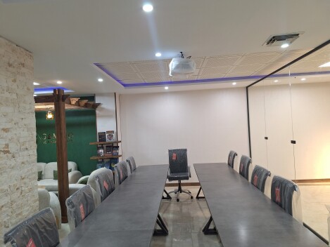 دوستان عزیزم ، مخاطبان مهربانم سلام : بنده دﮐﺗر ﻣﺣﻣد ﮐﺎوﺋﯽ ﻣدﯾر آﮐﺎدﻣﯽ ﺗوﺳﻌه ﻣﮭﺎرتھﺎی ﻓردی و ﻣﺷﺎوره ﮐﺳب و ﮐﺎر ﮔﺎﻣﯽ ﻧو و ﺑﻧﯾﺎنﮔذار ﮐﺎﻓه ﮐﺎرآﻓرﯾﻧﯽ ﮔﺎﻣﯽ نو هستم. دارای مدرک ﮐﺎرﺷﻧﺎﺳﯽ ﻣدﯾرﯾت ﺻﻧﻌﺗﯽ، ﮐﺎرﺷﻧﺎﺳﯽ ارﺷد MBA ﮔراﯾش اﺳﺗراﺗژﯾﮏ و دﮐﺗری ﮐﺎرآﻓرﯾﻧﯽ ﮔراﯾش آﻣوزش ﻋﺎﻟﯽ و ﺑﯾش از ١٢ ﺳﺎل ﺳﺎﺑﻘه ﺗدرﯾس در داﻧﺷﮕﺎه های استان البرز و قزوین را دارم. در ﺳﺎل ١۴٠٢ ﺑه ﻋﻧوان اﺳﺗﺎد ﺑرﺗر اﺳﺗﺎن اﻟﺑرز اﻧﺗﺧﺎب ﺷدم و ﻣدارک و ﺳواﺑق ﺗﺣﺻﯾﻠﯽ بنده دارای ﺗﺄﯾﯾدﯾه ﺑﯾن اﻟﻣﻠﻠﯽ سازمان ارزیابی مدارک WES کانادا می باشد.بنده ھﻣﭼﻧﯾن ﺳﺎﺑﻘه ﻣﺷﺎوره ﺑه ﺷرﮐت ھﺎ و ﺳﺎزﻣﺎن ھﺎی ﻣﺧﺗﻠف را در حوزه راه اندازی و توسعه کسب و کار خودشان را دارم و همچنین در کنار کارآفرینی به ﺗﺄﻟﯾف ﮐﺗب و ﻣﻘﺎﻻت ﻋﻠﻣﯽ در ﺣوزه ﻣدﯾرﯾت، ﺗوﺳﻌه ﮐﺳب و ﮐﺎر و ﮐﺎرآﻓرﯾﻧﯽ پرداخته و با علاقه به یادگیری مسیر علم آموزی را گذراندم هرچند که معتقد هستم یادگیری همیشگی است. بنده ﺑﺎور ﻋﻣﯾﻘﯽ دارم ﮐه ﻣوﻓﻘﯾت واﻗﻌﯽ از ﻣﮭﺎرت آﻏﺎز ﻣﯽﺷود ﻧه صرفا از ﻣدارک. ﺑه اﻋﺗﻘﺎد بنده ، اﺳﺗﻌدادﯾﺎﺑﯽ و ﺗﻘوﯾت ﻣﮭﺎرت ھﺎی ﻓردی ﺑﺎﯾد از ﺳﻧﯾن ﭘﺎﯾه، ﯾﻌﻧﯽ از ﺣدود ٩ ﺳﺎﻟﮕﯽ ﺷروع ﺷود؛ ﺳﻧﯽ ﮐه ﮐودﮐﺎن ﻣﯽﺗواﻧﻧد ﺗواﻧﺎﯾﯽھﺎی ﺧود را ﮐﺷفﮐرده و ﻣﮭﺎرت ھﺎﯾﯽ ﻣﺎﻧﻧد ﺗﻔﮑر ﺧﻼق، ارﺗﺑﺎط ﻣؤﺛر، ﺣل ﻣﺳﺋﻠه ، ﻣدﯾرﯾت ھﯾﺟﺎن و اﻋﺗﻣﺎد ﺑه ﻧﻔس را ﺗﻘوﯾت ﮐﻧﻧد. ﺑه ھﻣﯾن ﻣﻧظور، در آﮐﺎدﻣﯽ ﮔﺎﻣﯽ ﻧو، ﺑرﻧﺎﻣه ھﺎی اﺳﺗﻌدادﯾﺎﺑﯽ، ﻣﮭﺎرت آﻣوزی و ﺗوﺳﻌه ﻓردی ﺑرای ﮐودﮐﺎن، ﻧوﺟواﻧﺎن و ﺟواﻧﺎن را طراﺣﯽ و اﺟرایی کرده ام. چرا که میدانم دغدغه تمام خانواده ها این است که آینده فرزندانمان چه خواهد شد؟ بنده با همین دغدغه پا به این عرصه گذاشته و به همین دلیل ﺑه آﯾﻧده ﺗﺣﺻﯾﻠﯽ و ﺷﻐﻠﯽ داﻧﺷﺟوﯾﺎن و ﺟواﻧﺎن در گامی نو توجه ویژه ای داشته ام. تجربیات سال های گذشته بنده در محیط دانشگاه و صنعت نشان داده است که متاسفانه برخی از اﻓراد ﺳﺎل ھﺎ درس ﻣﯽﺧواﻧﻧد ﺑدون ھدف ﻣﺷﺧص و در ﻧﮭﺎﯾت ﺑﺎ ﺑﺣران ﺷﻐﻠﯽ ﻣواﺟه ﻣﯽﺷوﻧد و در مقابل هم صنعت از داشتن نیروهای تحصیل کرده با مهارت بالا و توانمند رنج می برد . ﺑه ھﻣﯾن دﻟﯾل، آﮐﺎدﻣﯽ ﮔﺎﻣﯽ ﻧو ﺧدﻣﺎت ﻣﺷﺎوره ﻣﺳﯾرﺗﺣﺻﯾﻠﯽ و آﯾﻧده ﺷﻐﻠﯽ، راھﻧﻣﺎﯾﯽ اﻧﺗﺧﺎب رﺷﺗه، آﺷﻧﺎﯾﯽ ﺑﺎ ﻣﻘﺎطﻊ ﺗﺣﺻﯾﻠﯽ ﺑﺎﻻﺗر و ﻣﺷﺎوره ﻣﮭﺎﺟرت ﺗﺣﺻﯾﻠﯽ را ﺑه ﺻورت ﺗﺧﺻﺻﯽ اراﺋه ﻣﯽﮐﻧد و بنده سعی دارم این نگرانی را با برنامه ریزی و هدف گذاری که صرفا شاید مدرک گرایی هم نباشد، با شناسایی و بررسی توانایی ها و مهارت های فردی و توسعه آن در یکمسیر مشخص رفع نمایم. ﮐﺎﻓه ﮐﺎرآﻓرﯾﻧﯽ ﮔﺎﻣﯽ ﻧو ﻧﯾز ﺑﺎ ھﻣﯾن رﺳﺎﻟت ﺷﮑل ﮔرﻓﺗه اﺳت؛ ﻓﺿﺎﯾﯽ دوﺳﺗﺎﻧه، ﺣرﻓه ای و اﻟﮭﺎمﺑﺧش ﮐه اﻓراد در آن ﻣﯽﺗواﻧﻧد ﮔﻔت وﮔو ﮐﻧﻧد، ﯾﺎد ﺑﮕﯾرﻧد، ﺷﺑﮑه ﺳﺎزی ﮐﻧﻧد و اﯾده ھﺎی ﺧود را ﭘرورش دھﻧد. در اﯾن ﮐﺎﻓه، روﯾدادھﺎی آﻣوزﺷﯽ، ﺟﻠﺳﺎت ﻣﺷﺎوره ،ﮐﺎرﮔﺎه ھﺎی ﻋﻣﻠﯽ، دورهمی ھﺎی اﻧﮕﯾزﺷﯽ و ﺑرﻧﺎﻣه ھﺎی اﺳﺗﺎرﺗﺎﭘﯽ ﺑرﮔزار ﻣﯽﺷود در واﻗﻊ، ﺷﻣﺎ در ﮐﺎﻓه ﮐﺎرآﻓرﯾﻧﯽ ﮔﺎﻣﯽ ﻧو وارد آﯾﻧده ﺧود ﻣﯽﺷوﯾد؛ آﯾﻧده ای ﮐه ﺑر ﭘﺎﯾه ﻣﮭﺎرت، آﮔﺎھﯽ و اﻧﺗﺧﺎب آﮔﺎھﺎﻧه ﺳﺎﺧﺗه می شود. در پایان ضمن دعوت از شما عزیزان به عضویت در باشگاه کافه کارآفرینی گامی نو مفتخر خواهم بود در آکادمی توسعه مهارتهای فردی به منظور کمک به رشد و تعالی و رسیدن به اهداف شما عزیزان خدمتگزار باشم. با آرزوی موفقیت های مستمر برای همه شما دوستان گرامی دکتر محمد کاوئی مدیر کافه کارآفرینی گامی نو